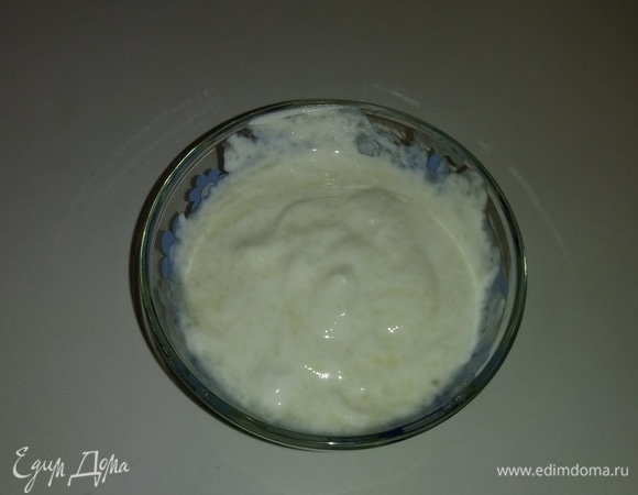 Готовим соус для десерта. Для этого добавляем сахарный песок к сметане и затем перемешиваем их.