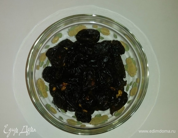 Фаршируем чернослив грецкими орехами (орехи должны быть половинками, а не целыми ядрышками). В глубокую емкость выкладываем слоями фаршированный чернослив (его нужно класть не очень плотно относительно друг друга, чтобы соус мог свободно распределиться между всеми слоями чернослива).