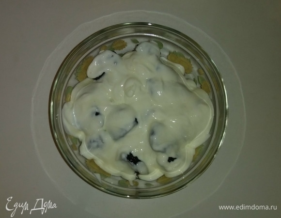 Заливаем чернослив соусом и ставим в холодильник на 8 часов.