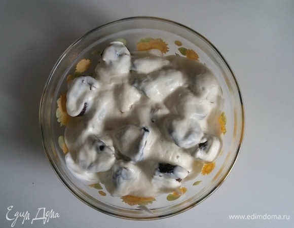 Через 8 часов достаем десерт из холодильника и подаем к столу. Приятного аппетита!