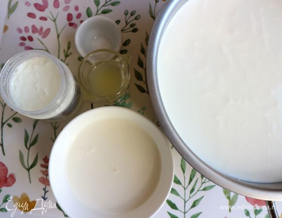 В молоко добавить сливки 35% жирности и 10% жирности. Перемешать.