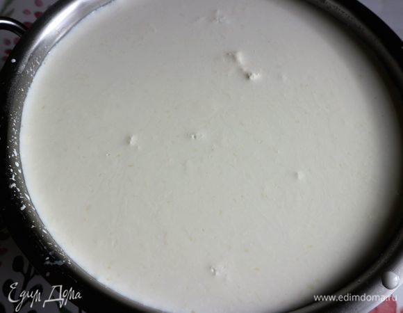 Добавить соль, лимонный сок, перемешать. Оставить посуду (миску, кастрюлю) с молоком на 4 часа при комнатной температуре. Посуду накрыть крышкой.