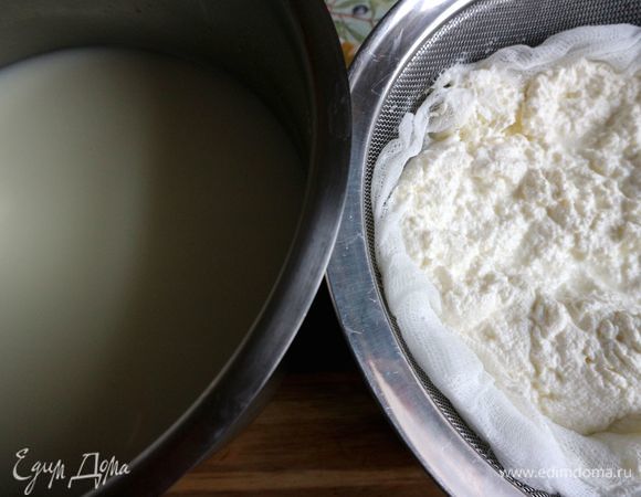 Поместить рикотту в миску, накрыть крышкой, убрать в холодильник. Продукт нужно использовать в течение нескольких дней. У вас остался такой ценный продукт как сыворотка. С ней можно приготовить чудесные блины. Они получаются очень нежные.