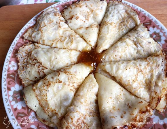 Пропорции: 2 яйца, 1,25 стакана пшеничной муки, 2,5 стакана сыворотки, 1,5 ст. л. сметаны 15% жирности, 1 ст. л. сахара, 2 щепотки соли. Жарила их на чугунной сковороде на оливковом масле.