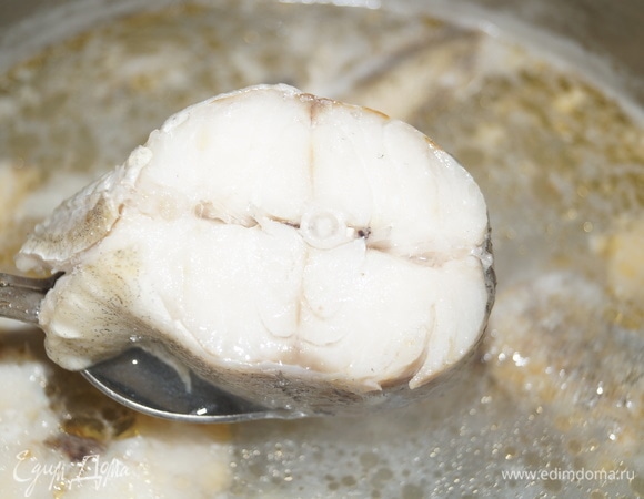 Рыбу очистить, вымыть, нарезать, сварить. Рыбу берите любую свежую. У нас минтай. Когда варилась рыба, я добавила к ней оставшийся жир от буженины (1 ст. л.), которая запекалась ранее в рукаве. Вы можете добавить как сливочное, так и растительное масло. Периодически снимайте пенку с поверхности бульона.