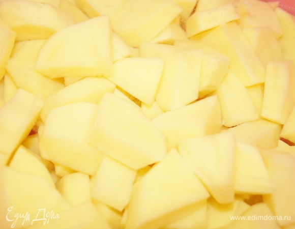 Овощи очистить и нарезать. Картофель — на кубики.