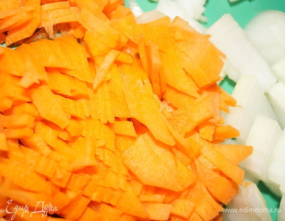 Морковь и лук нарезаем средней соломкой.