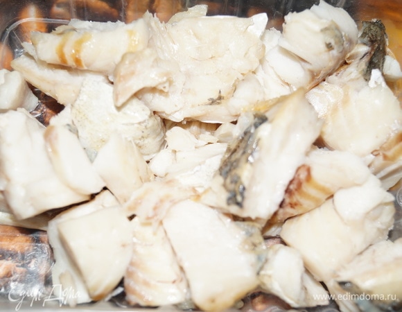 Когда сварилась рыба, вытащите ее, очистите от шкурки и костей. Бульон процедите.