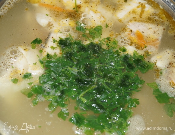 В рыбный бульон заложите все овощи и варите на среднем огне до полуготовности картофеля, добавьте пшено, специи и зелень, посолите, налейте кипятка до нужного объема.