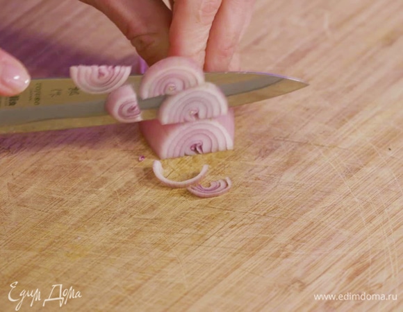 Нарезать головку лука-шалота полукольцами, чеснок измельчить.