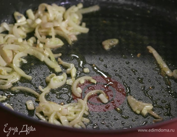 Разогреть сковороду с оливковым маслом и выложить лук и чеснок, посолить. Обжаривать несколько минут, пока лук не станет золотистым.