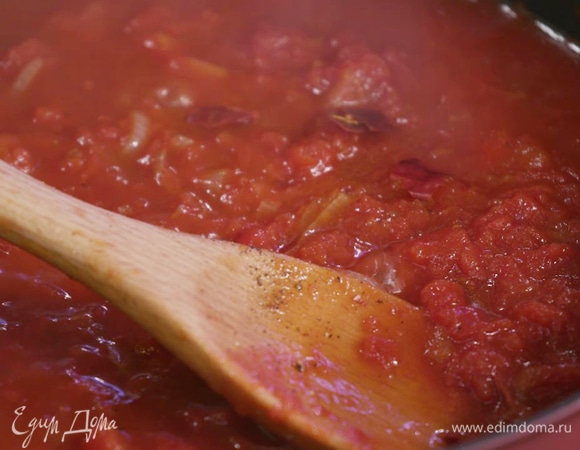 Посолить, поперчить, добавить немного сушеного перца чили и перемешать.