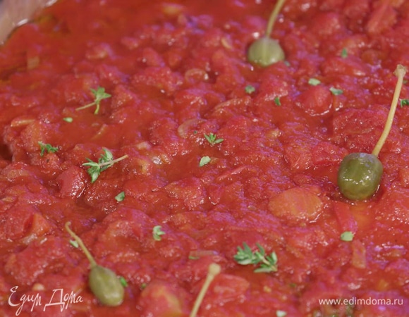 Готовое блюдо сверху украсить тимьяном и каперсами.