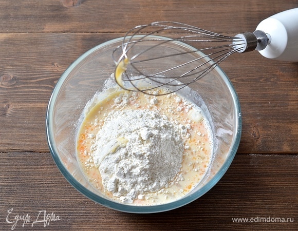 Соедините муку, молоко, яйца, сахар и соль. Разделите тесто пополам.