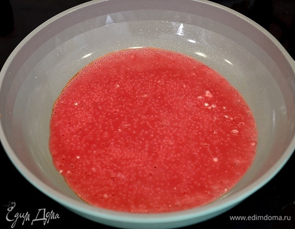 Отдельно выпекайте розовые блины.