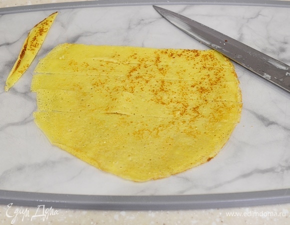 Блин другого цвета разрежьте на полоски.