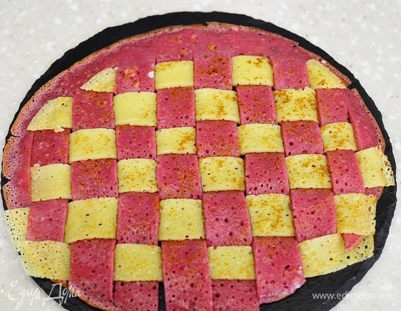 Переплетите блинные полоски в шахматном порядке.