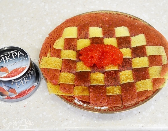 Переверните блин обратной стороной и выложите икру. Я использую красную икру ТМ «Восточный берег». Эта икра сделана не из замороженного сырья, обладает высокими вкусовыми качествами.