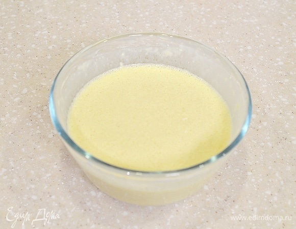 Смешайте все ингредиенты для блинов.