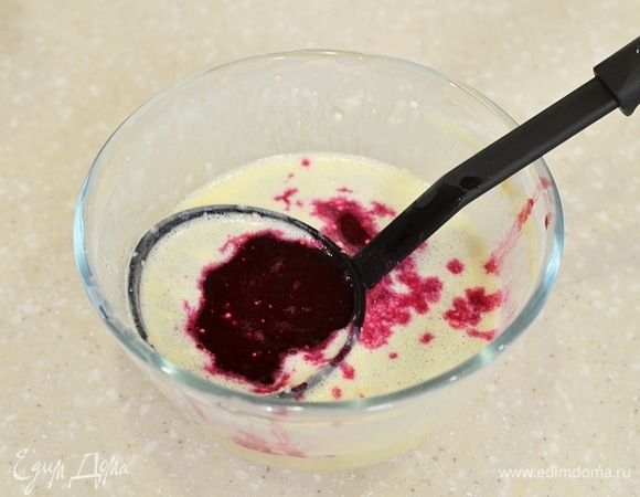 Если будете делать розовые блинчики, то добавьте в тесто сок вареной свеклы.