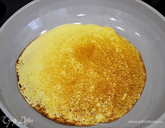 Обжарьте блины на сковороде, смазывая ее маслом.