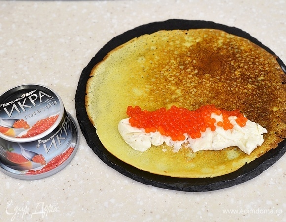 Распределите сверху ложку икры. Я использую икру ТМ «Восточный берег». Такая икра произведена на Камчатке и обладает высокими вкусовыми качествами.