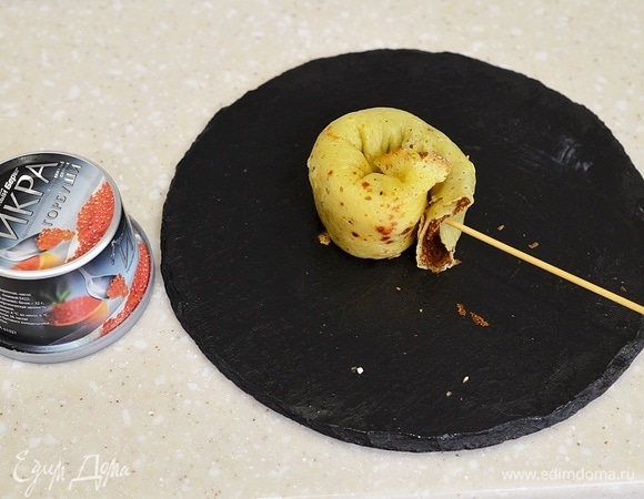 Сверните в тугую трубочку и скрутите на манер улитки. Воткните палочку.