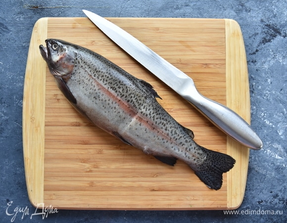 Для кальи я подготовила небольшую форель (около 1 кг). Можно использовать несколько видов рыбы.