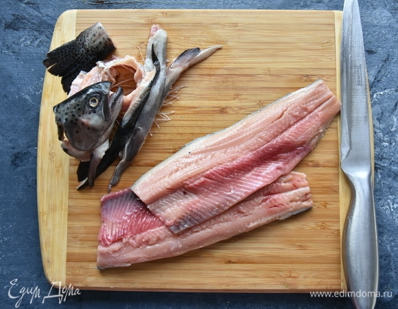 Разделала ее на филе, отрезав хвост и голову. Удалила жабры, так как голова, хвост и хребет пойдут на бульон.
