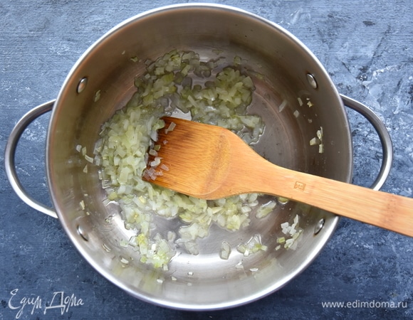 В кастрюле пассеровала мелконарезанный репчатый лук на растительном масле.