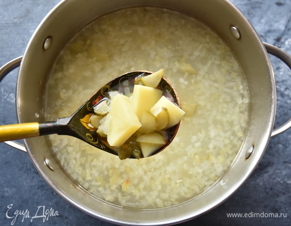 Влила рыбный бульон, выложила нарезанный кубиком картофель и варила до готовности картофеля.