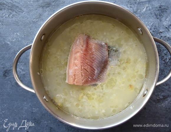 Когда картофель был готов, выложила рыбное филе и потомила суп минут 10 на медленном огне. Обязательно суп необходимо попробовать, если не хватает кислинки, влить немного огуречного рассола. В конце варки добавила в суп немного зеленого лука. Досолила по вкусу и добавила немного черного молотого перца.