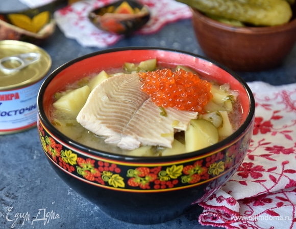 При подаче сверху на суп выложить икру. В классическом варианте икру выкладывали в тарелку и заливали горячим супом, но на мой взгляд, икра сверху смотрится гораздо праздничнее.