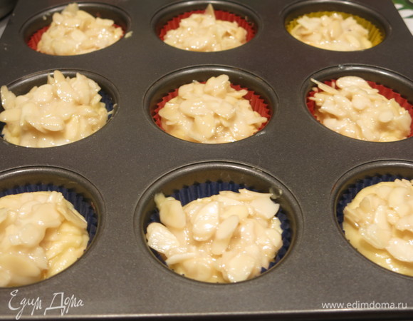 Выкладываем тесто на 2/3. Сверху выкладываем глазурь с лепестками.