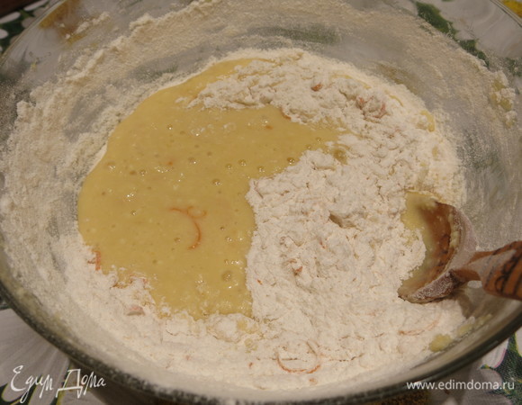 Всыпаем муку в тесто, перемешиваем.