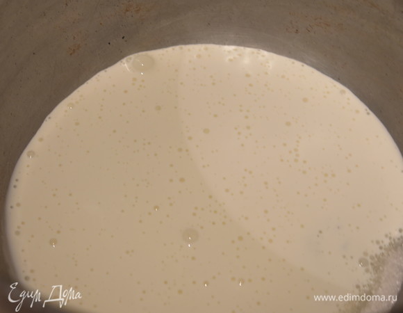 Нагреваем сливки с сахаром и медом.