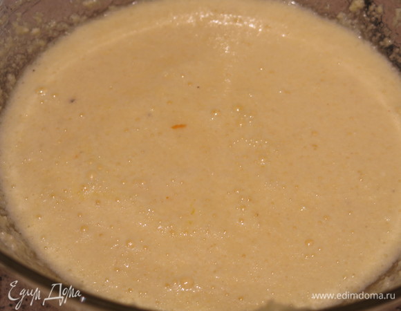 Вливаем сок к яйцам с маслом.