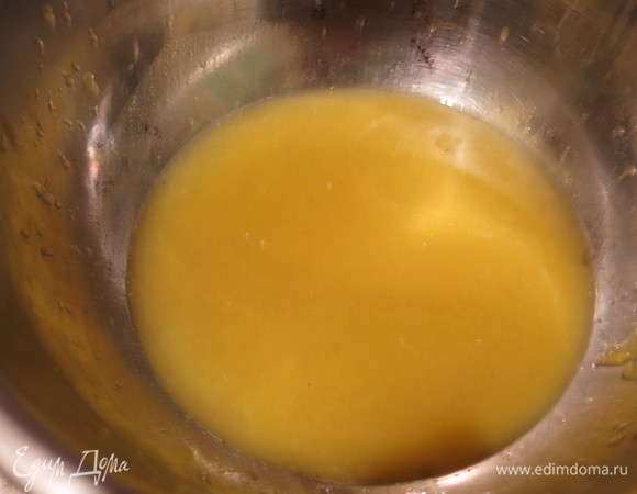 Отжимаем сок из апельсина.