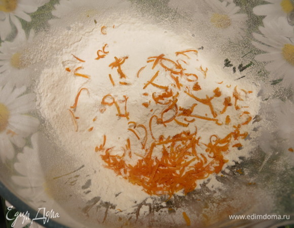 Смешиваем муку, разрыхлитель. Натираем цедру апельсина.