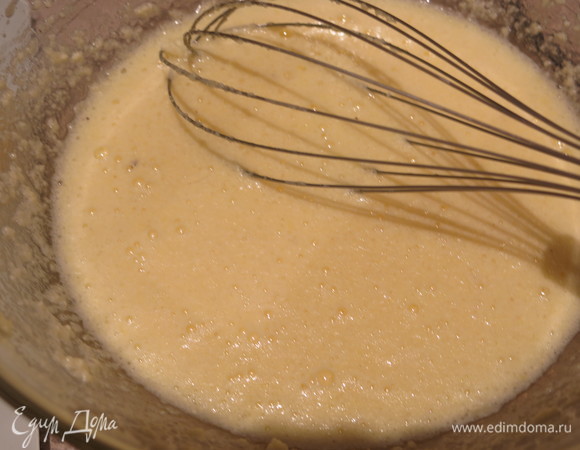 Соединяем мягкое масло с сахаром, добавляем яйца.