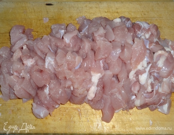 Мясо курицы вымыть, обсушить, нарезать мелкими кусочками.