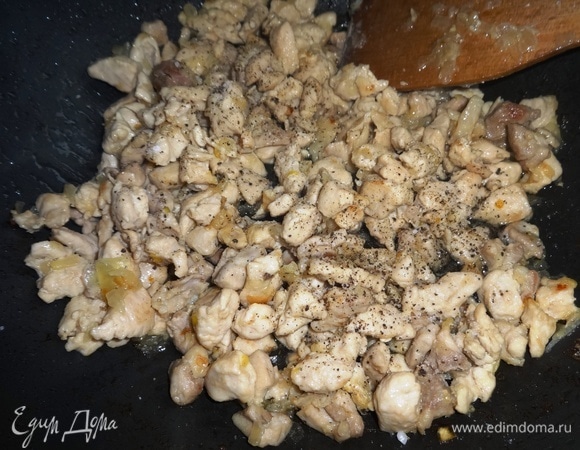 В конце приготовления мясную начинку посолить, поперчить.