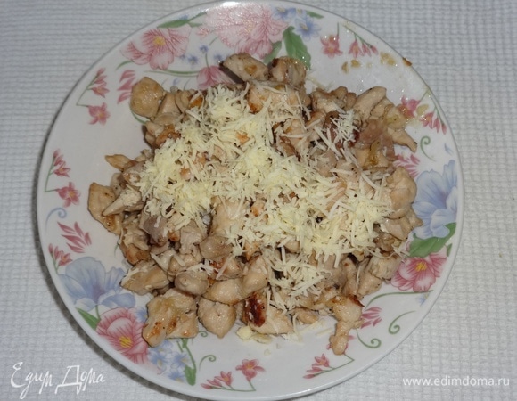 Обжаренную курицу остудить. Добавить 2 ст. л. сыра, перемешать.