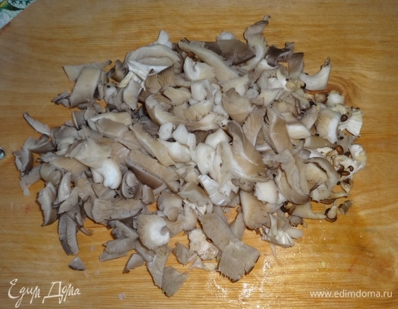 Мелко нарезать вторую луковицу. Грибы вымыть, обсушить, нарезать на небольшие ломтики.