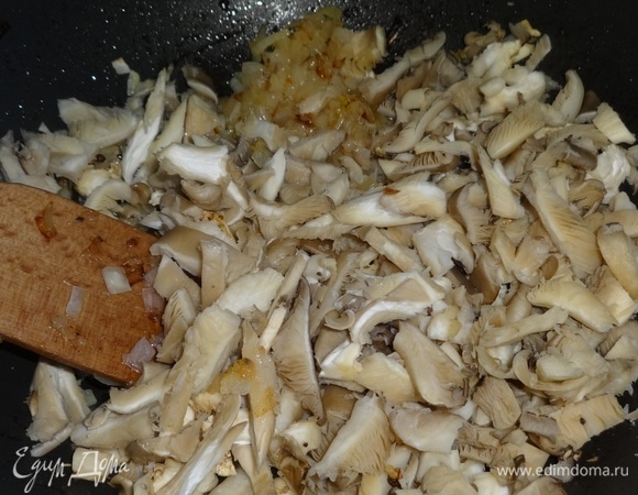 Грибы обжарить с луковицей на растительном масле до испарения жидкости.