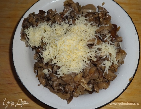 Обжаренные грибы остудить и добавить 2 ст. л. тертого сыра.
