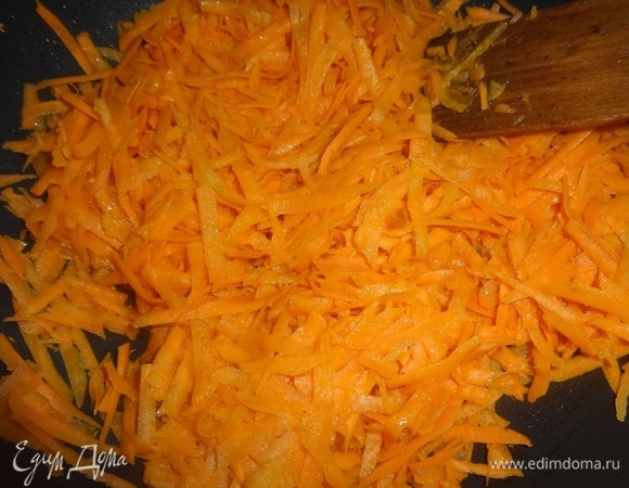 Потушить морковь до готовности на сливочном масле.