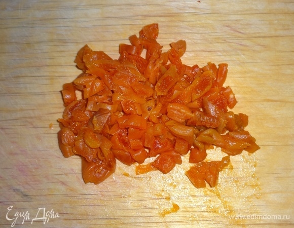 Затем воду слить, курагу обсушить, нарезать небольшими кусочками.