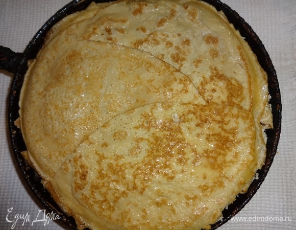 Сверху все начинки закрыть двумя блинчиками, один из которых целый, а второй разрезан на 2 кусочка в форме полумесяца. Смазать поверхность оставшимся яйцом.