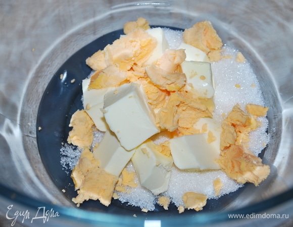 Отварите яйца вкрутую, отделите желтки. Масло комнатной температуры соедините с сахаром и желтками. Взбейте в миксере.